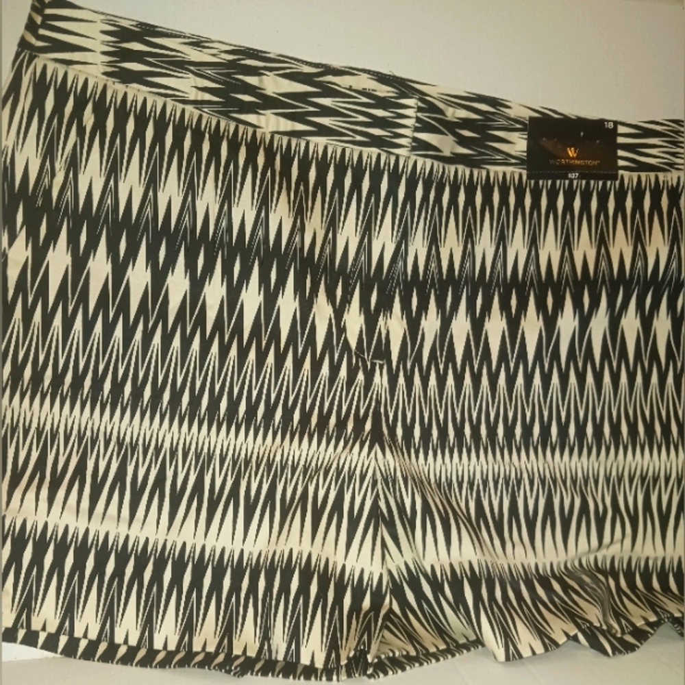 J.C. Penney Worthington Women's Plus Size Shorts NWT Size 18 Miko Geo Print